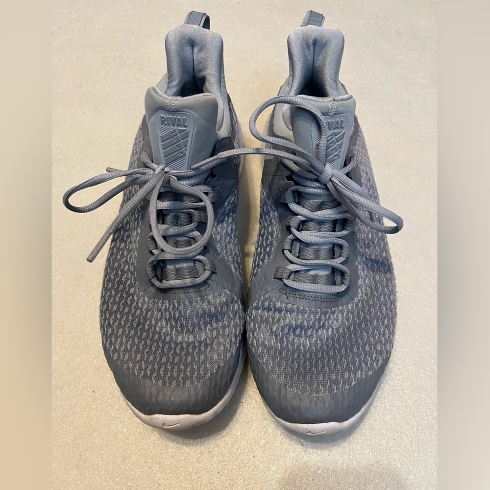 Nike Mens Rival Light Gray Sneaker, Size 11.5‎